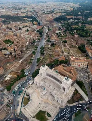 an aerial view of a city with a large building at COLOSS IMPERIAL SUITE Guest House in Rome
