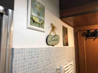 a heart sign on the wall of a bathroom at Appartamento a due passi dalla Storia e dalla Movida Romana in Rome