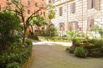 a courtyard with plants in front of a building at LarissaRooms in Rome