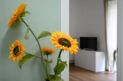 a vase filled with yellow flowers in a room at Da Eleonora - Centro di Roma in Rome