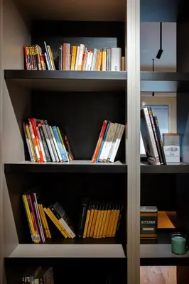 a book shelf filled with lots of books at Roma Urban Retreat in Rome