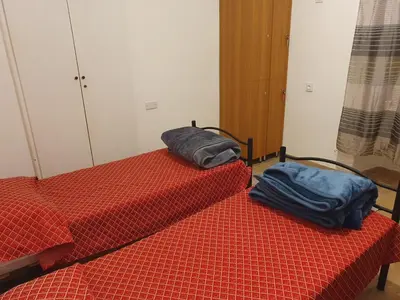 two beds sitting next to each other in a room at La mandragola in Rome