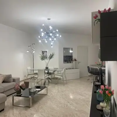 Dama Maria Elena - 1 min walk to Valle Aurelia Metro