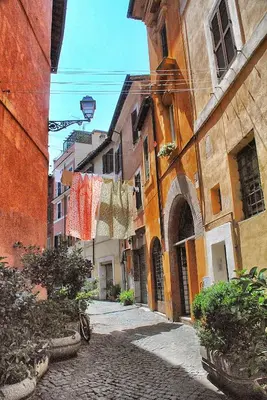 an alley with clothes drying on a clothes line at Appartamento di Nina in Rome