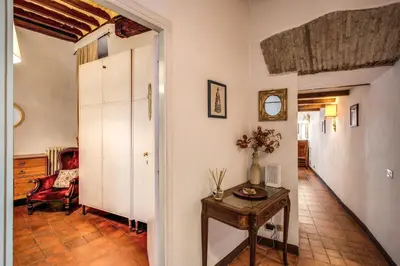 a hallway with a table in a room at Home-In-Rome in Rome