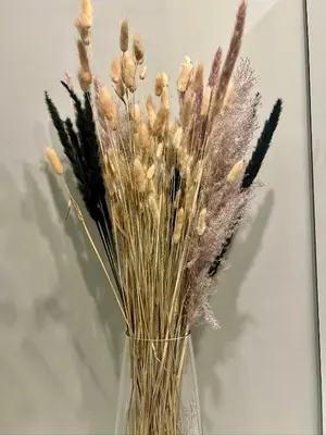 a glass vase with some dried plants in it at Roiti House Holiday - Roma da Vivere in Rome