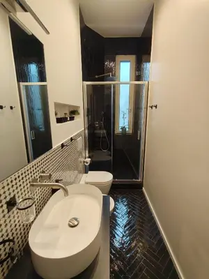 a bathroom with a white sink and a shower at Bellissimo bilocale al centro di Roma - Daniele Case Vacanza in Rome
