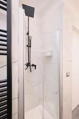 a bathroom with a shower with a glass door at Elegante appartamento a pochi passi dal Centro in Rome