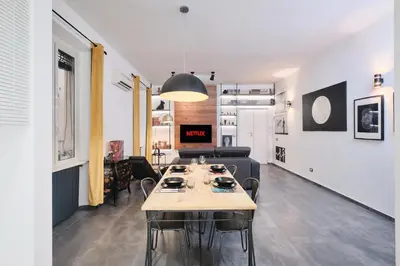a living room with a table and a couch at Elegante appartamento a pochi passi dal Centro in Rome