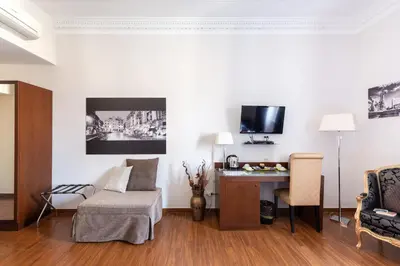 a living room with a desk and a chair at A Trastevere da M.E. in Rome