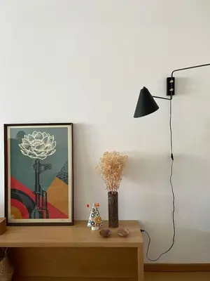 a living room with a table with a lamp and a picture at La Dolce Vita - Trastevere Luxury Stylish Studio in Rome