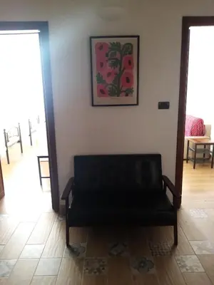 a black couch in a living room with a table at Appartement familial au coeur de Rome in Rome