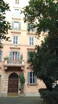 a building with a wooden door and a balcony at Appartement familial au coeur de Rome in Rome