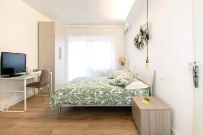 a small bedroom with a bed and a desk at Una stanza alPigneto in Rome
