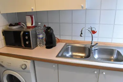 a kitchen counter with a sink and a microwave at Teresa Amor INN Roma in Rome