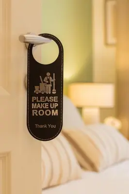 a door tag that says please make up room at Giano Vatican Suites - Metro Cipro in Rome
