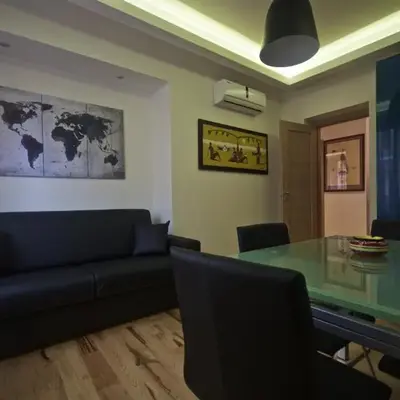 Piramide House