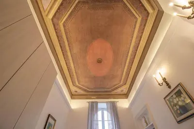 a room with a ceiling with a window and a window sidx sidx at Casa Nicalandro Roma Centro in Rome