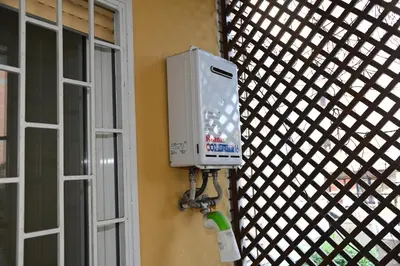 a window with a air conditioner on the side of a building at Casa 12 in Rome