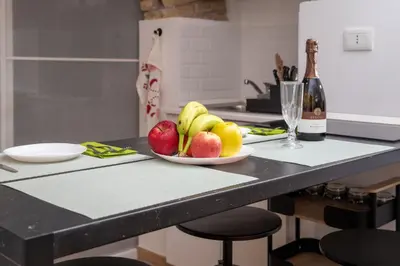 a bowl of fruit on a counter in a kitchen at Troppo Forte appartamento a due passi dal Colosseo in Rome