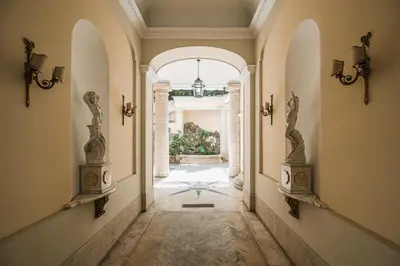 an empty hallway with an archway in a building at DAMA APARTMENT 2 camere da letto 2 bagni con doccia in Rome
