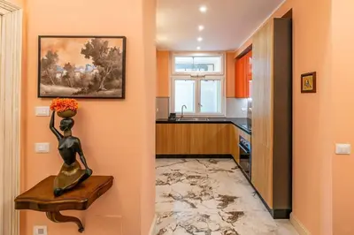 a hallway with a statue of a woman sitting on a table at Tu chiamale emozioni intero appartamento in Rome