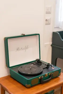 a record player sitting on top of a table at Casa Vacanze Ourplaces Sacchetti in Rome