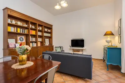 a living room with a table and a couch at Delizioso appartamento a Roma in posizione strategica in Rome