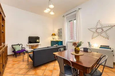 a living room with a table and a couch at Delizioso appartamento a Roma in posizione strategica in Rome