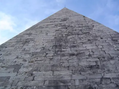 a tall brick pyramid with the sky in the background at B&B Colori di Roma in Rome