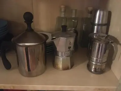 a group of appliances sitting on top of a shelf at Vacanze al Colosseo Polveriera in Rome