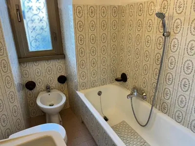 a bathroom with a tub and a toilet and a sink at appartamento elegante Roma - Vicino alla metro in Rome