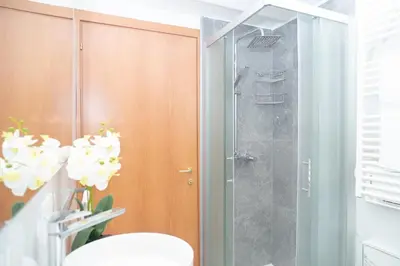 a bathroom with a shower and a toilet at Minimal e funzionale soggiorno vicino al Vaticano in Rome