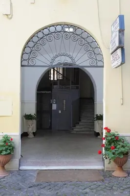 an entrance to a building with an arch with stairs at Hotel Hollywood in Rome