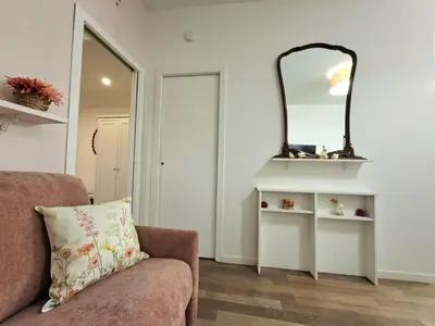 a living room with a couch and a mirror at Melli's R-Home in Rome