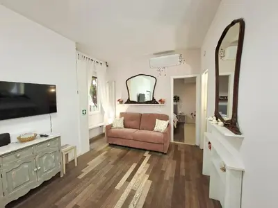 a living room with a couch and a mirror at Melli's R-Home in Rome