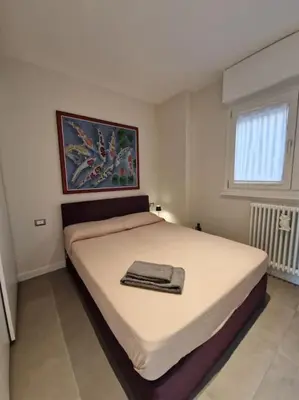 a bedroom with a large white bed in a room at La casetta del villaggio - Cozy apartment in Flaminio in Rome