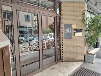 a store front with glass doors and a parking meter at Regina di Cuori in Rome
