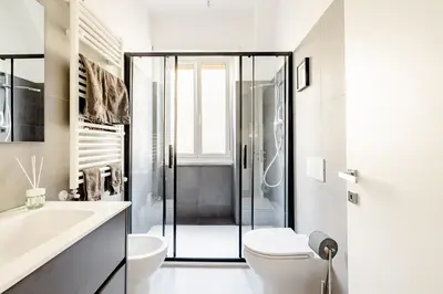 a bathroom with a shower and a toilet and a sink at Appartamento Moderno-H2OME nuovo in Rome