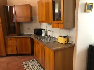 a kitchen with a sink and a microwave at Luminosa e accogliente casa Centro Storico in Rome
