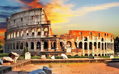 an old building in front of the coliseum at Rome smart rooms in Rome