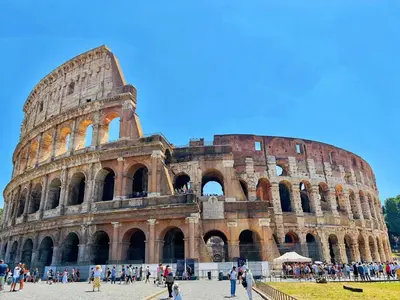 a group of people walking around the coliseum at MaLoMA Home intero alloggio fronte metro A in Rome