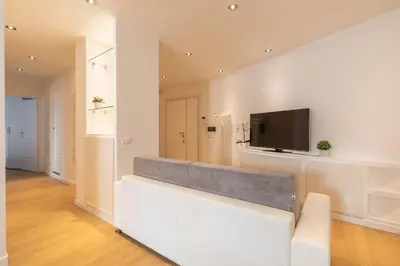 a living room with a couch and a flat screen tv at Appartamento Elegante e Luminoso con Metro Vicina in Rome