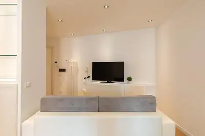 a living room with a couch and a flat screen tv at Appartamento Elegante e Luminoso con Metro Vicina in Rome