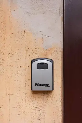 a black and white socket on the side of a wall at Appartamento Moderno nel Cuore di Roma in Rome