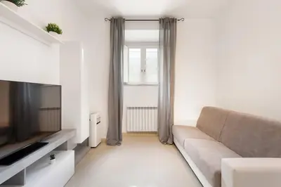 a living room with a couch and a television at Appartamento Moderno nel Cuore di Roma in Rome