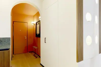 a hallway with an archway leading to a door at ​Easylife - Elegante trilocale in Piazza Navona in Rome