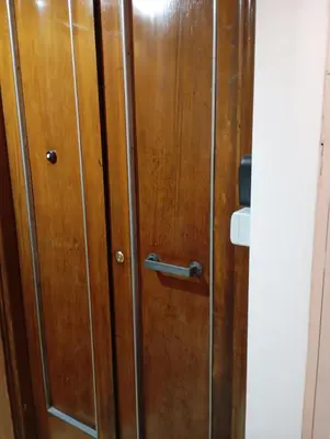 a wooden door with a handle in a bathroom at Grazioso e moderno nuovo appartamento in Rome