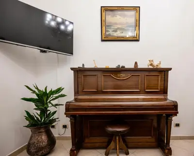an old piano in a room with a plant at Exquilia Home & Garden at the Colosseum in Rome