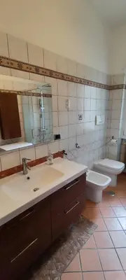 a bathroom with a sink and a toilet and a mirror at Casa con Lorenzo in Rome